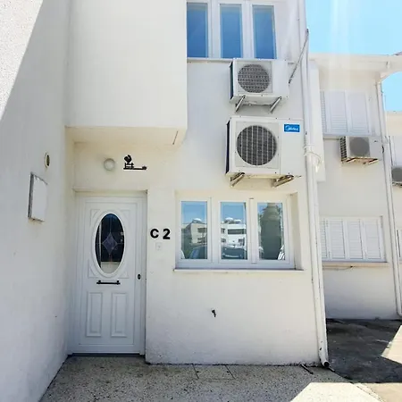 Blue Beachfront House Next To Golden Bay * Пила