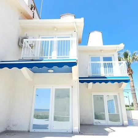 Blue Beachfront House Next To Golden Bay * Пила