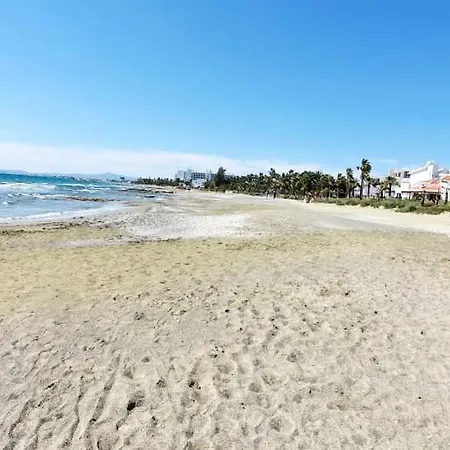Blue Beachfront House Next To Golden Bay * Пила