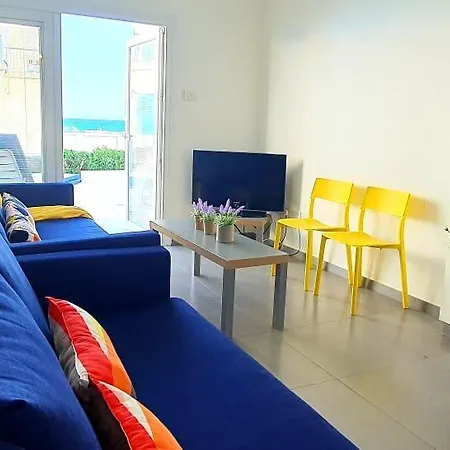 Blue Beachfront House Next To Golden Bay Дом отдыха