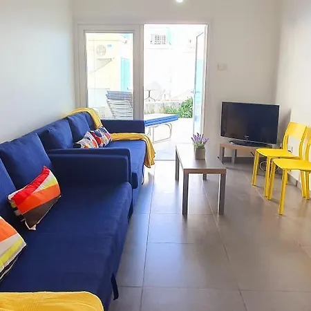 Blue Beachfront House Next To Golden Bay Дом отдыха Пила