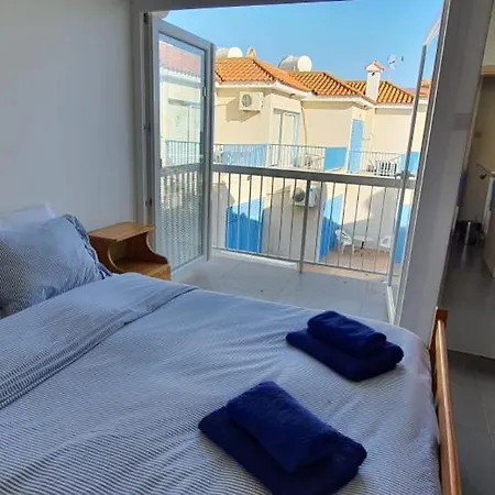 Blue Beachfront House Next To Golden Bay 度假居 *