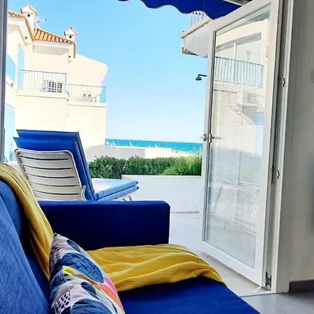 Blue Beachfront House Next To Golden Bay 度假居 *